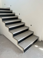  Ukazka-realizace-schody-s-vinylovou-podlahou-BUKOMA-STONE-UCLICK-Beton kamen svetly